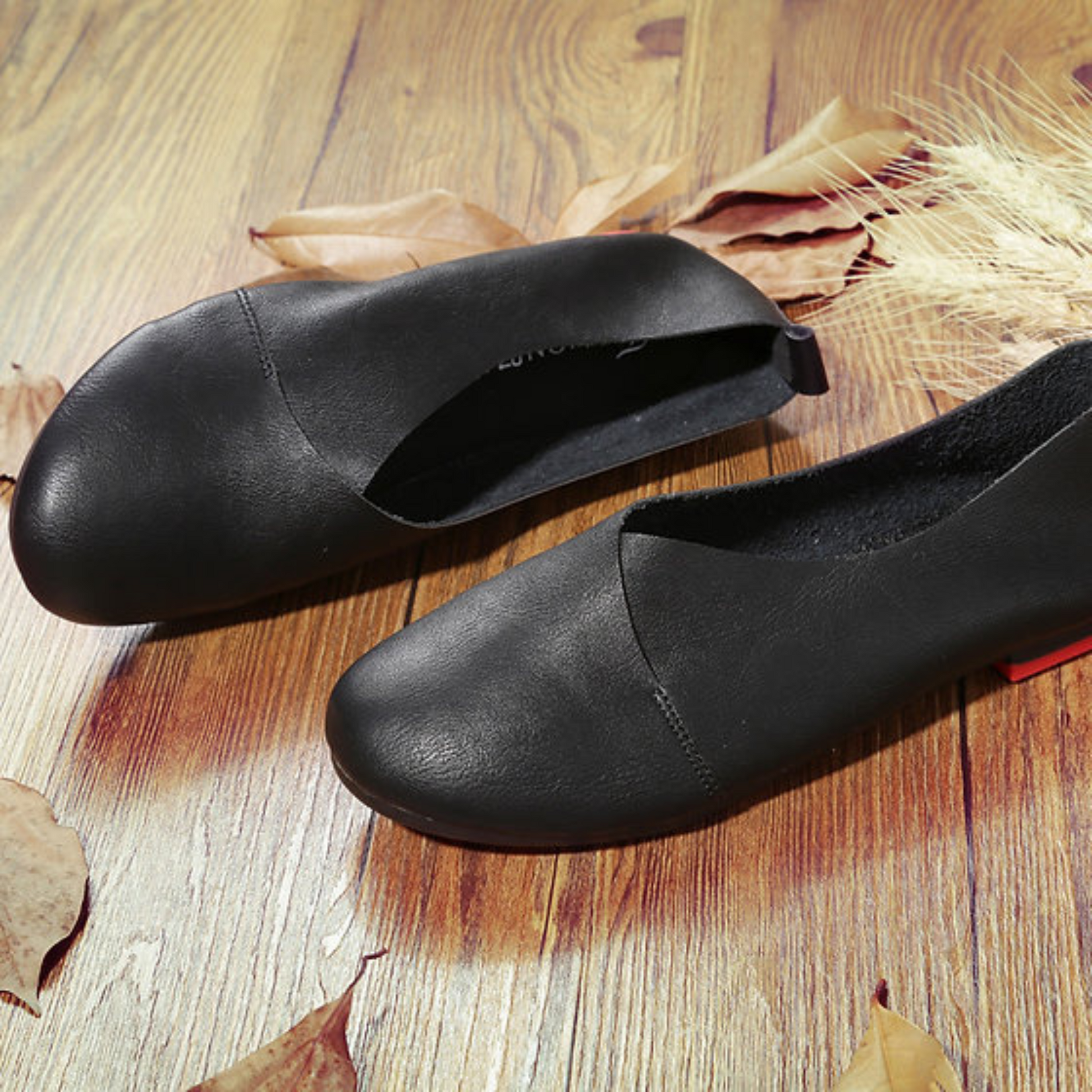 Casual ladies flats in black