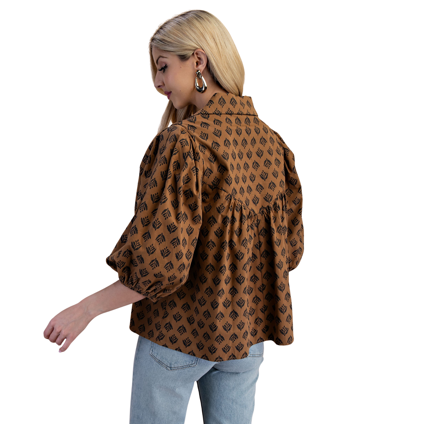 This GiGio Printed Front Tie Top combines timeless style with contemporary details. Featuring a flattering brown hue and a chic v-neckline, it offers a versatile look for various occasions. The 3/4 length puff sleeves add a touch of volume and sophistication, while the smocking details ensure a comfortable, tailored fit. Perfect for layering or wearing solo, this top balances elegance and ease with expert craftsmanship.