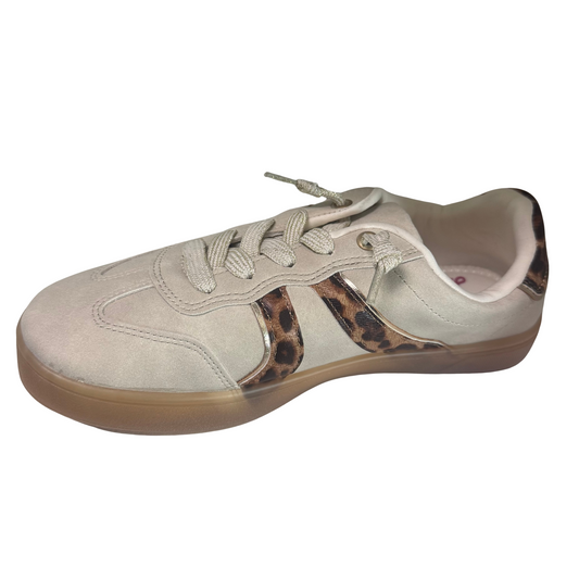 Step confidently with the Dolci sneakers by Jellypop, featuring a sophisticated beige base complemented by stylish leopard print accents. Designed for both comfort and fashion, these sneakers offer a versatile look that elevates casual outfits while providing reliable support throughout your day. Perfect for those who appreciate subtle yet distinctive details in their footwear.