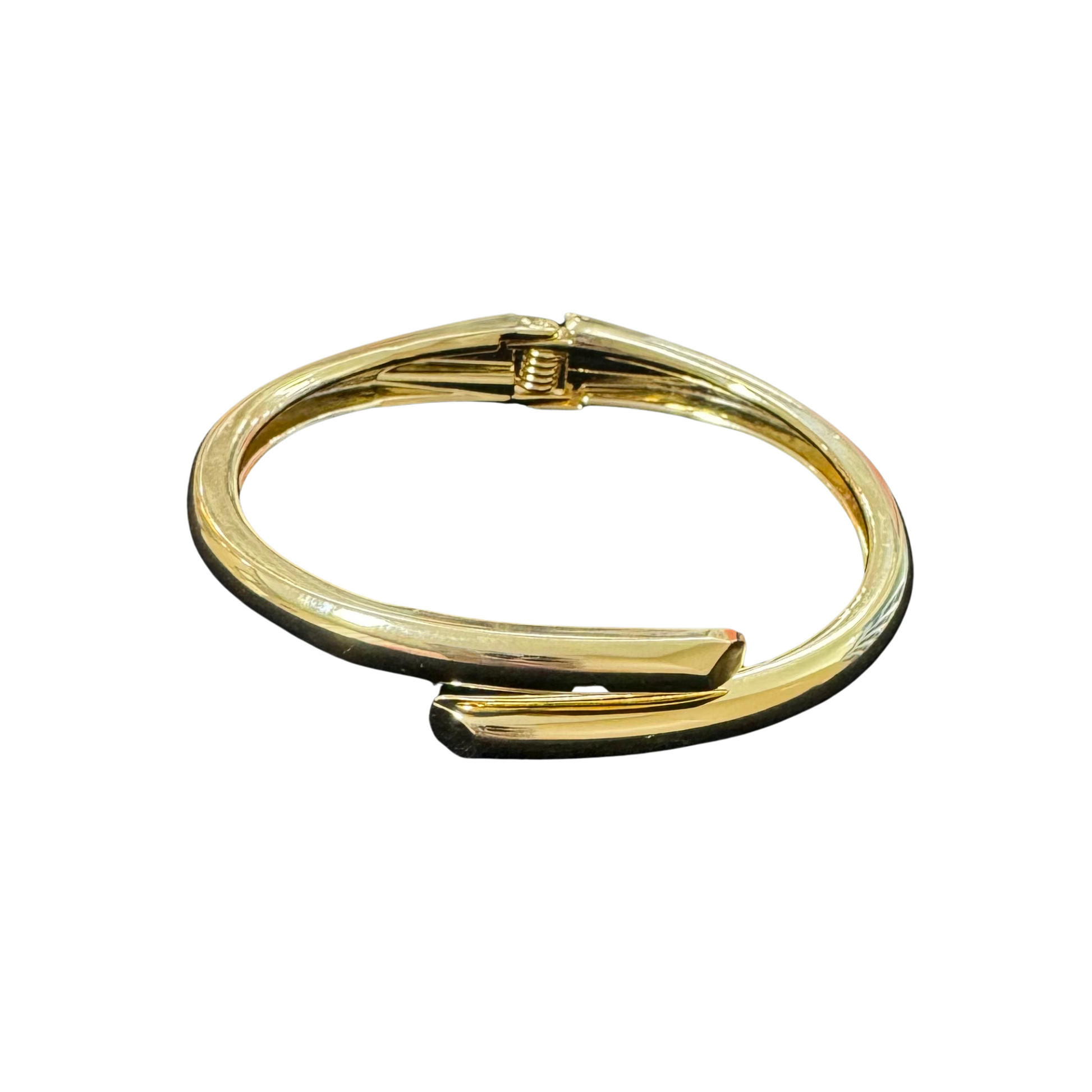 Overlapped cuff bangle in gold.