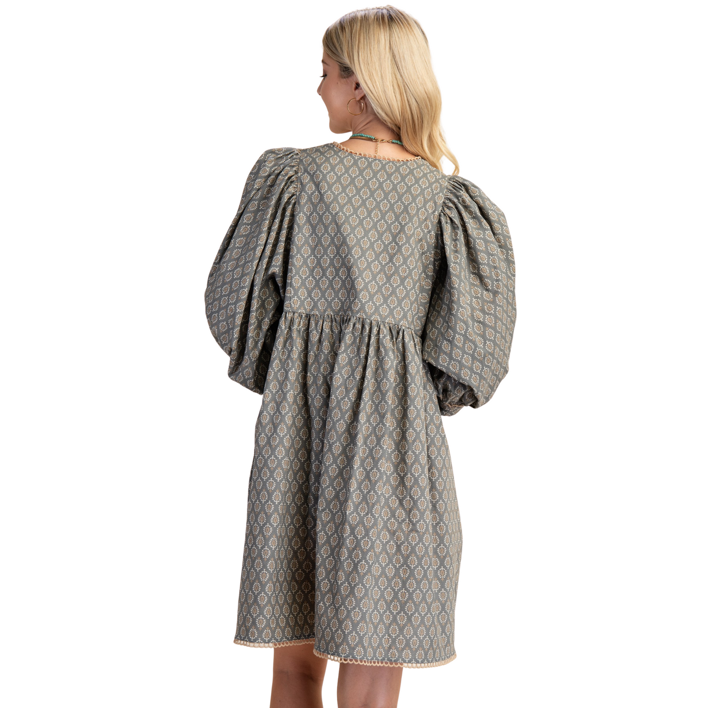 This GiGio babydoll mini dress features a sophisticated grey abstract print, tailored with a flattering V-neckline that enhances elegance. Its lightweight fabric and loose silhouette offer both comfort and style, making it ideal for warm-weather occasions or layering. Expertly designed, this dress balances playful charm with modern appeal, perfect for those seeking a versatile and fashion-forward addition to their wardrobe.