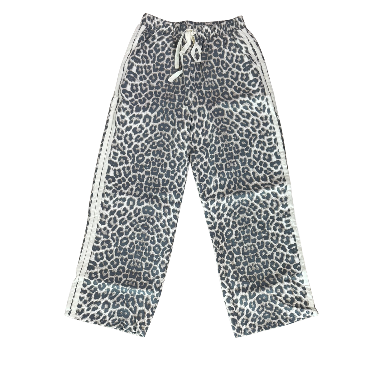 Cream and leopard print drawstring pants by Very J. Comfortable elastic waistband with adjustable drawstring for a custom fit. Timeless leopard pattern adds a bold style touch to any casual outfit. Soft, breathable fabric perfect for everyday wear, lounging, or layering. A versatile wardrobe essential that pairs effortlessly with tees, tanks, and sneakers.