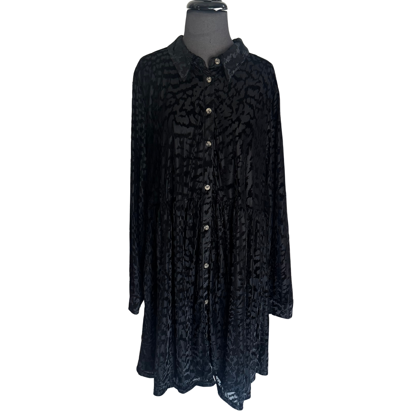 This plus-size velvet dress from Jodifl combines luxurious black fabric with a bold leopard print for a striking look. Featuring long sleeves, it offers both style and comfort, making it ideal for evening events or special occasions. The soft velvet texture enhances its elegance while providing a flattering fit tailored for curvier figures.