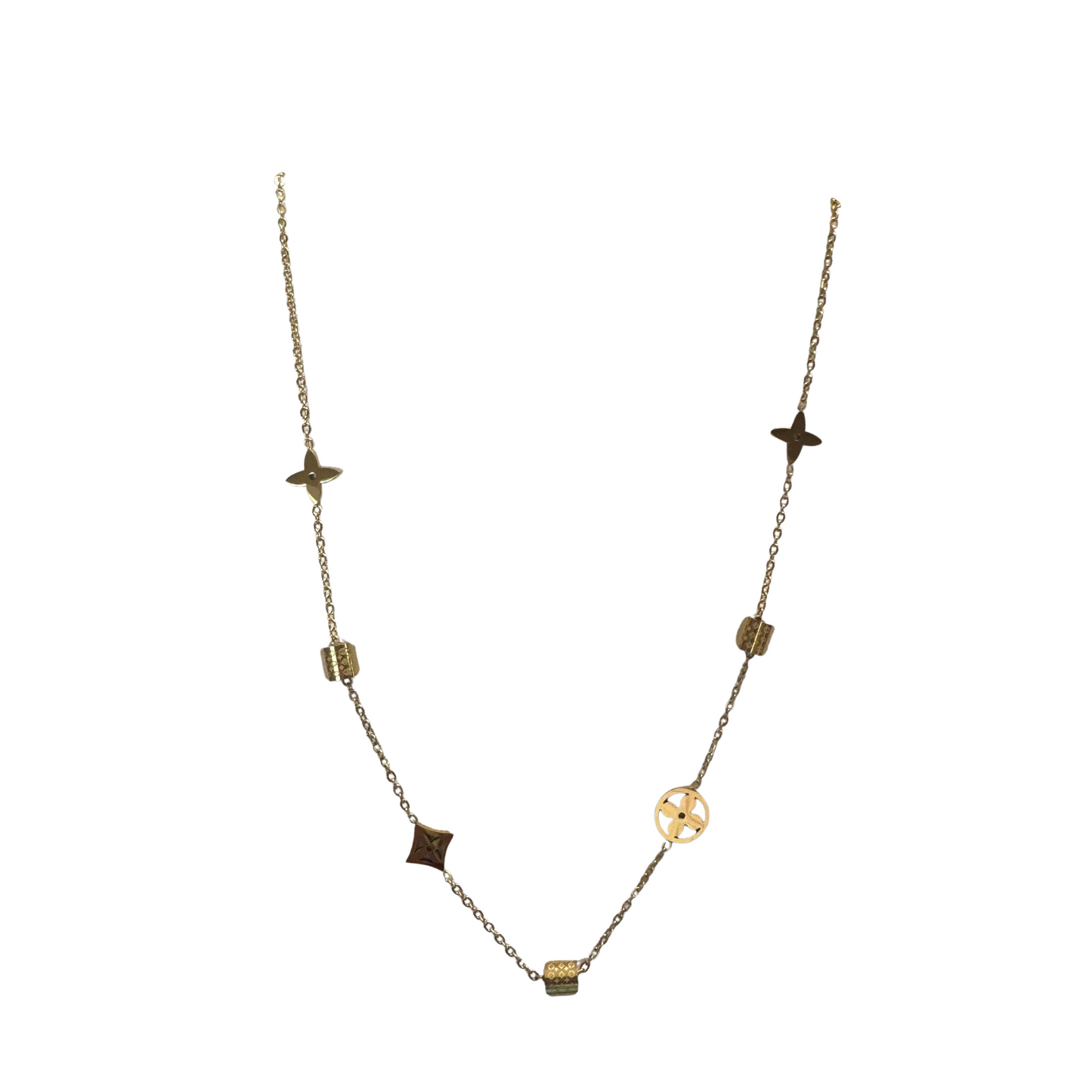 This elegant short necklace from Golden Stella combines refined craftsmanship with a timeless design. Its delicate length makes it perfect for layering or wearing alone, adding a subtle touch of sophistication to any outfit. Ideal for those who appreciate understated luxury and expert quality.