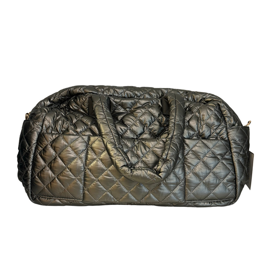 Jet-setters, say hello to Mills! This quilted nylon duffle bag boasts pockets galore for those weekend getaways: inner slip and zip pockets, front and back pockets, and a trolley sleeve! Made of soft nylon.