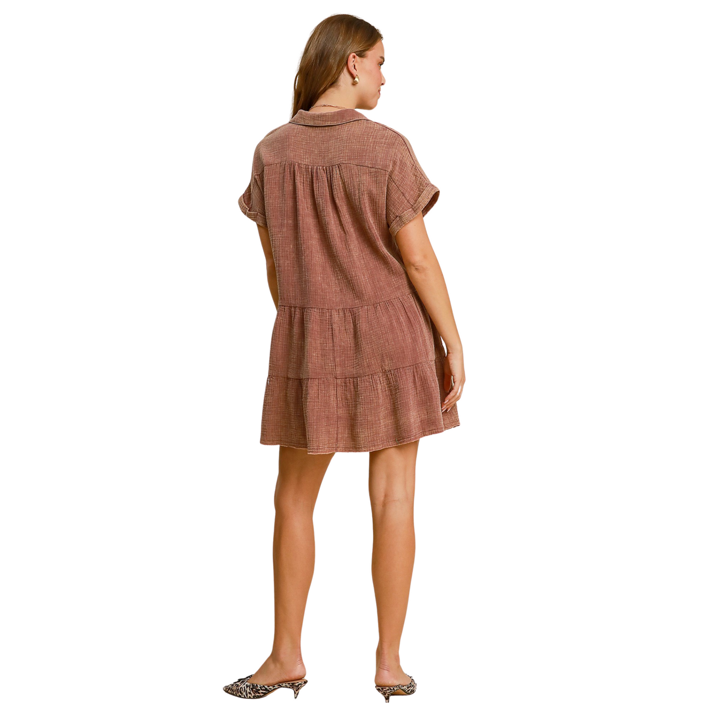 The Mineral Wash Babydoll Dress is a stylish and versatile addition to any wardrobe. Made in a deep brown color, this mini dress features a tiered design for added texture and a flattering v-neckline. With short sleeves, it's perfect for any occasion.
