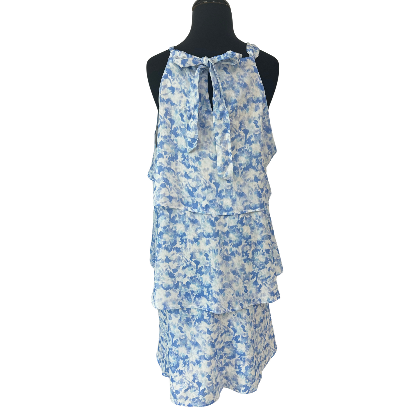 This blue tiered halter dress features a beautiful floral print and a tie back for a flattering fit. The halter neck style adds a touch of elegance to this dress. Perfect for any occasion, this dress is a must-have in your wardrobe.