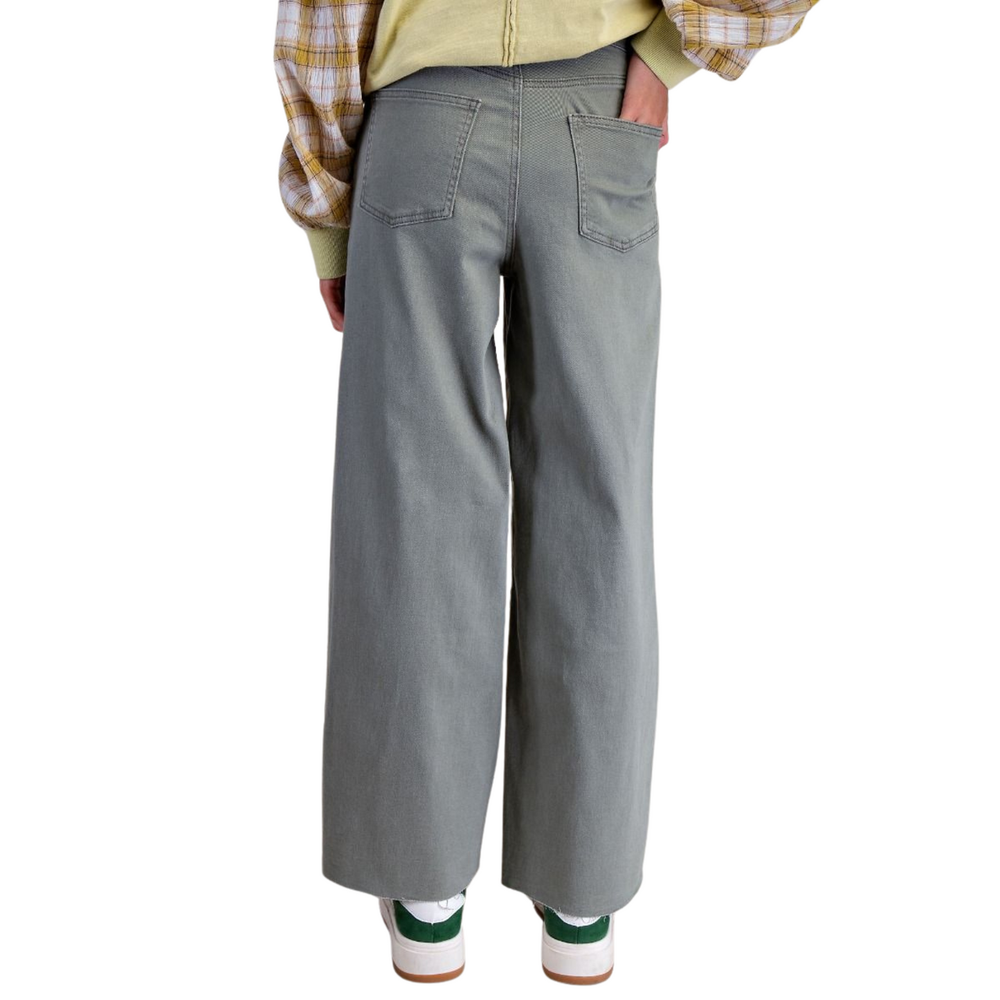 These Soft Stretch Twill Pants from Easel combine comfort and style with their ash olive color and high-waisted design. Crafted from stretch material, they provide a relaxed fit that moves with you throughout the day. The raw hem adds a modern, edgy touch, perfect for versatile casual or elevated looks. Ideal for those seeking both functionality and contemporary fashion in one essential piece.