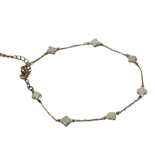 Add a touch of elegance to your outfit with the White Clover Anklet. Made with gold and adorned with delicate white clover accents, this anklet exudes sophistication while staying true to its Influence brand. Elevate your style and make a subtle statement with this beautiful piece of jewelry.