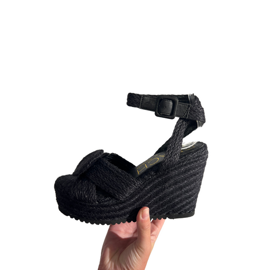 Introducing Kai, an ultra-chic black wedge sandal featuring a stylish woven design. Crafted with comfort and style in mind, the lightweight sole and strap make this sandal a great choice for all day wear, confident that your feet will stay supported and comfy.