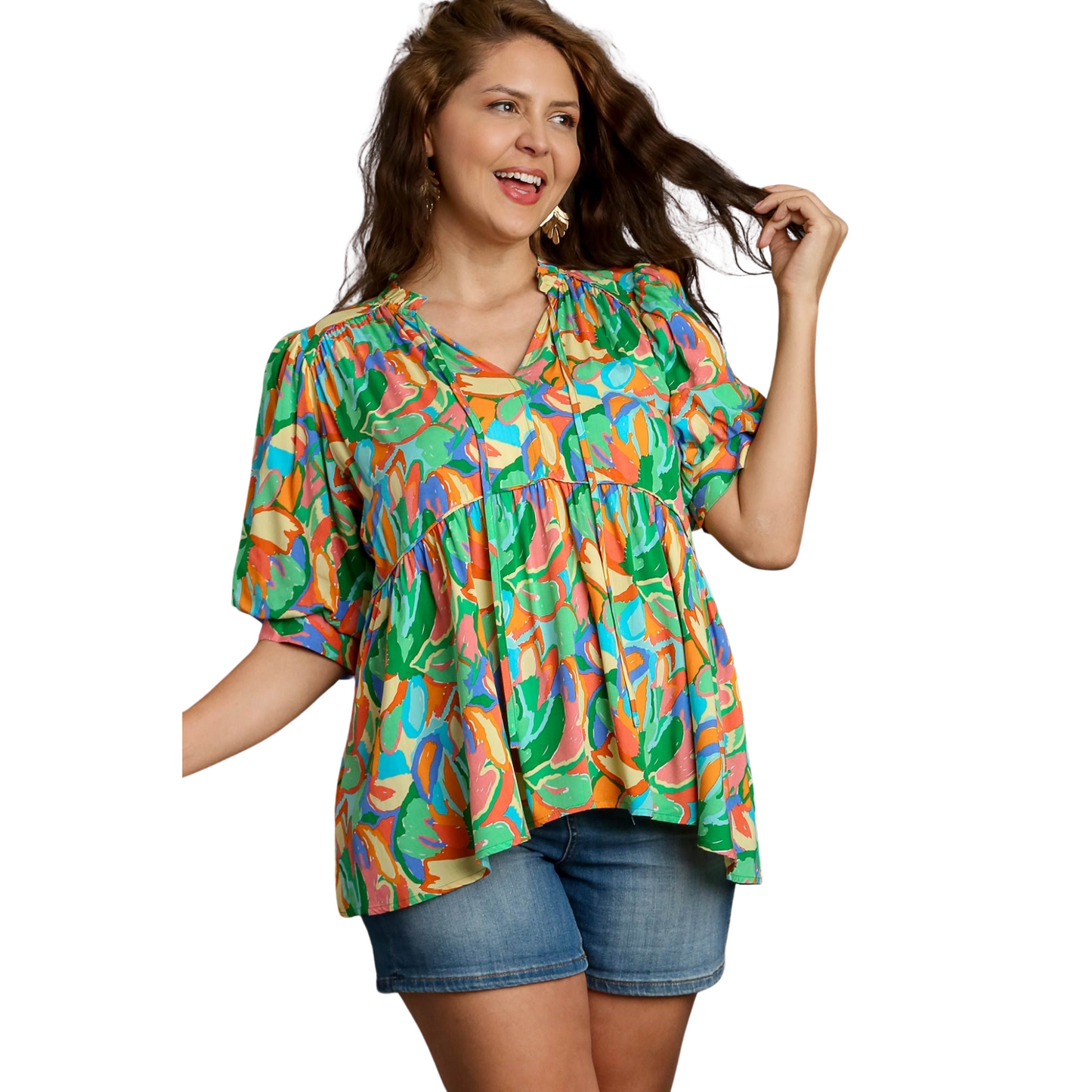 This plus size babydoll top features a unique abstract print in a captivating green mix. Perfect for adding a touch of creativity to your wardrobe, while still providing a flattering fit. A must-have for any fashion-forward individual looking for a statement piece.