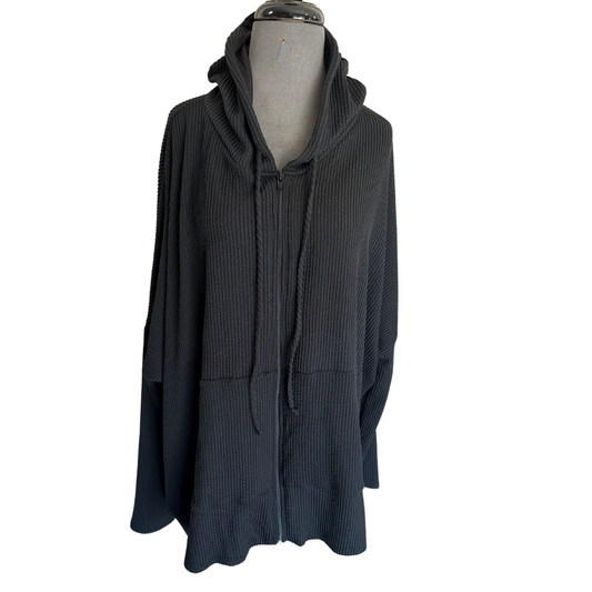 This thin hoodie jacket in classic black is perfect for lightweight layering. With a convenient zip up closure, it offers both style and versatility. The ideal choice for any casual outfit, this jacket effortlessly combines comfort and fashion.