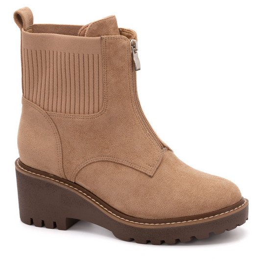 Camel suede is the perfect material to keep your feet warm and stylish this autumn. Boo is an elegant bootie, crafted with Corky’s high-quality materials for guaranteed comfort. An ideal look for those colder months.
