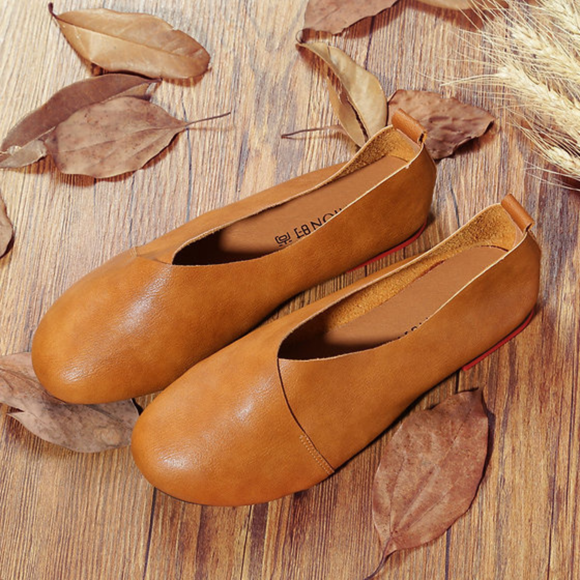 Casual ladies flats in brown