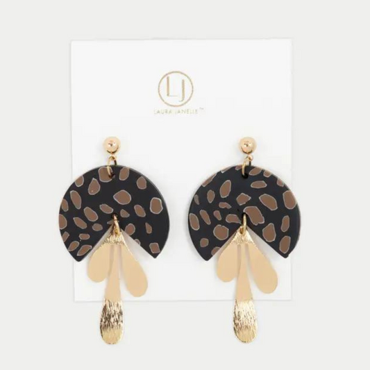 These elegant dangle earrings feature a modern brown speckle design with a luxurious gold accent. The perfect accessory for any outfit, these earrings add a touch of sophistication and style. Elevate your look with these statement earrings.