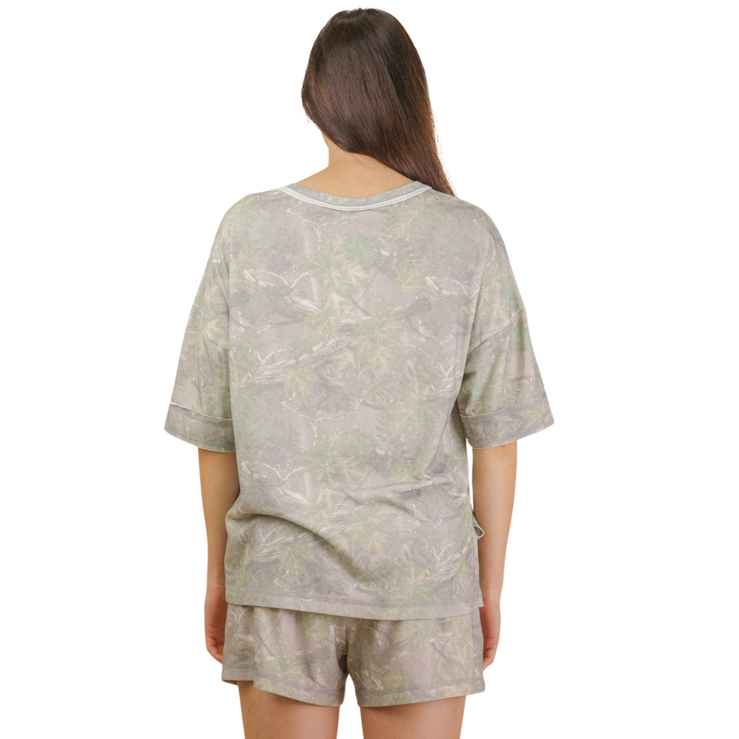 Effortless style meets comfort in this Very J camo casual set. The short-sleeve top features a practical front pocket and classic camo print in an olive mix, perfectly paired with matching shorts. Ideal for laid-back days, outdoor adventures, or casual weekend wear. The versatile color palette works with your existing wardrobe while the relaxed fit keeps you comfortable all day long.