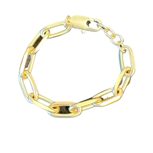 This 8" gold Chainlink Bracelet features a classic and stylish link pattern that is sure to give your look an elegant finish. Crafted from durable materials for everyday wear, this timeless design is sure to last.