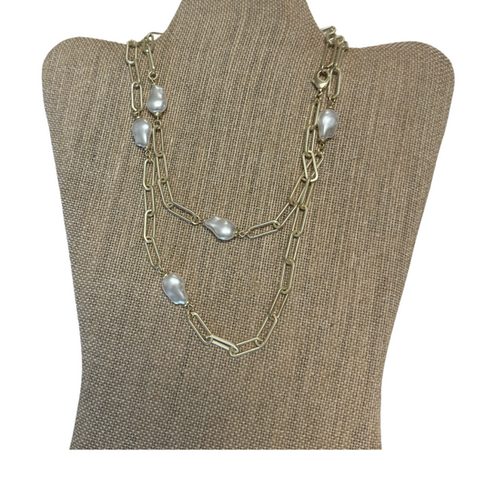 This long chain link necklace features a classic gold design with elegant pearl accents. Made for everyday wear, it adds a touch of sophistication to any outfit. Perfect for the modern woman who appreciates timeless style.