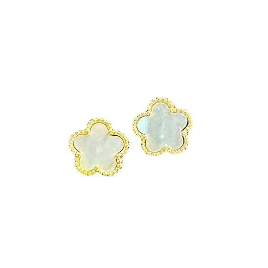 Expertly crafted with a simple yet elegant white clover design, these gold stud earrings are the perfect accessory for any occasion. Add a touch of sophisticated charm to any outfit with these beautiful and versatile studs.