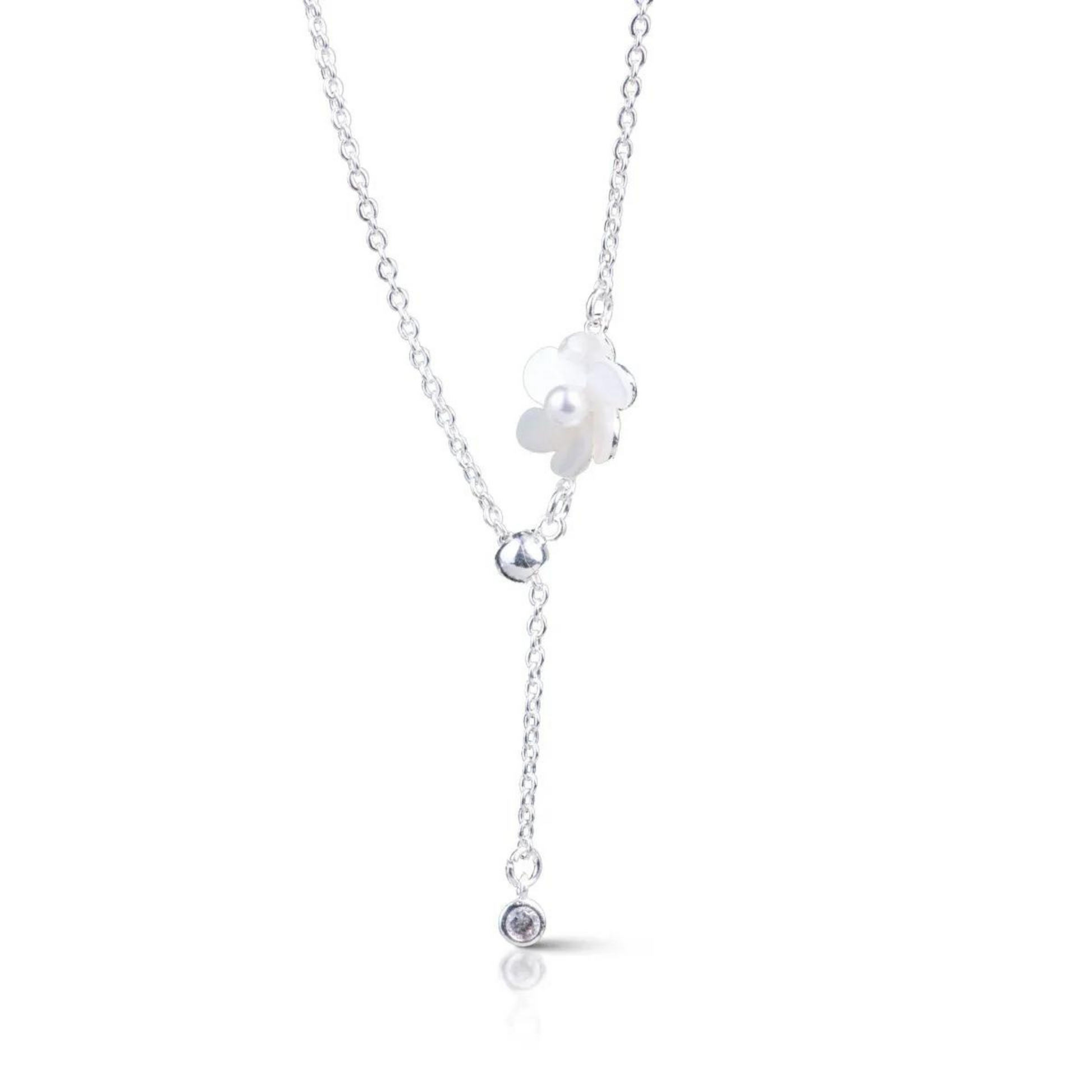 This elegant necklace features a silver fan flower design, accented with a stunning pearl. Crafted with expert precision, it adds a touch of sophistication to any outfit. The perfect accessory for any occasion, it effortlessly combines timeless style with modern flair.