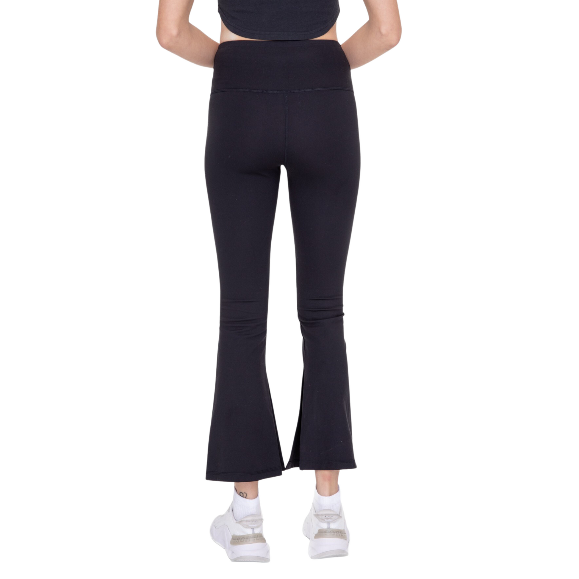 These essential high waist flare Plus size leggings crafted from recycled polyester and woven with spandex give a figure-hugging fit that will instantly flatter your curves. Get the hourglass look effortlessly with this stylish black design.