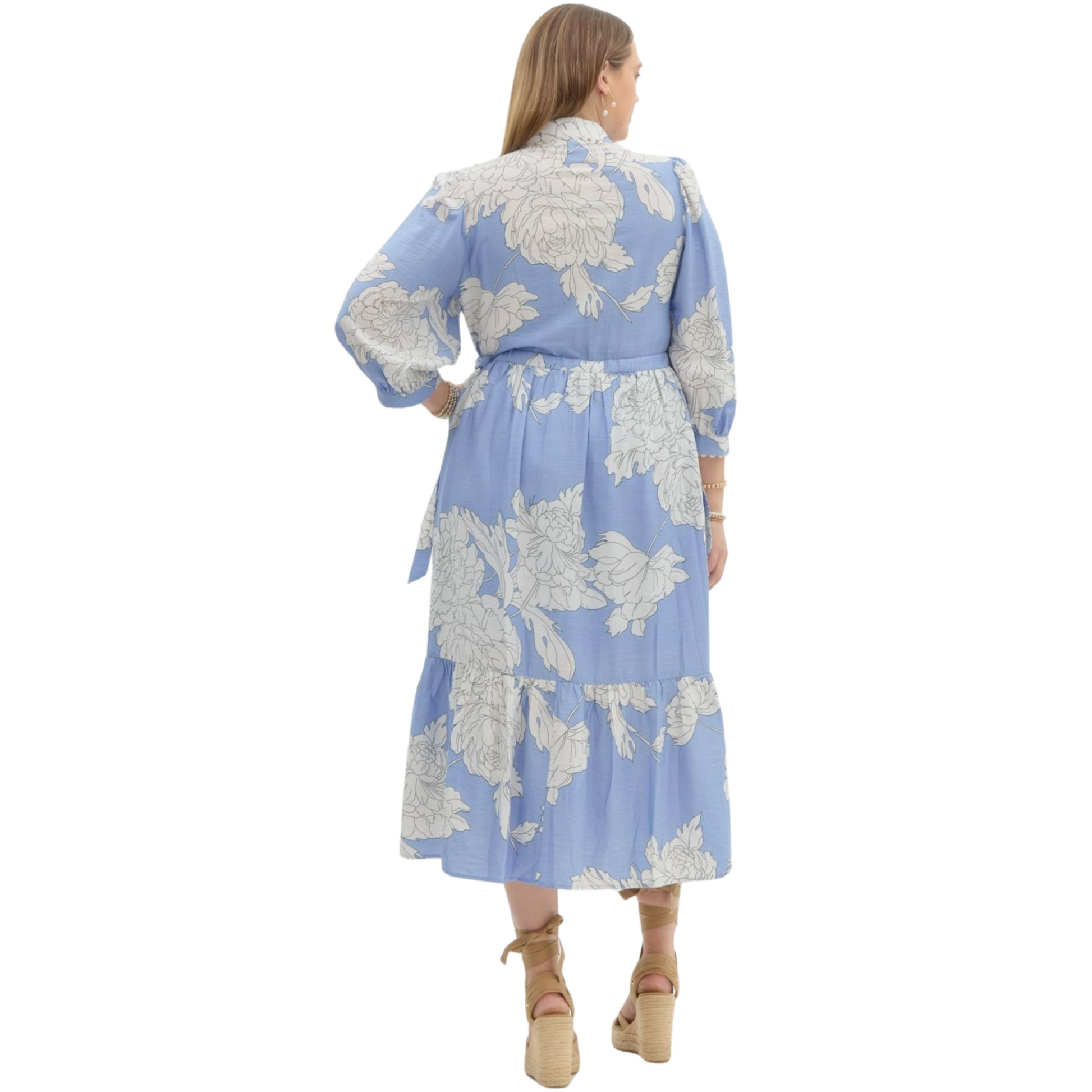 This floral print dress from Entro is perfect for plus size women looking for a stylish and comfortable midi dress. The tiered design adds a touch of elegance, while the button up closure and collared neckline provide a polished look. Upgrade your wardrobe with this must-have piece from a trusted brand.