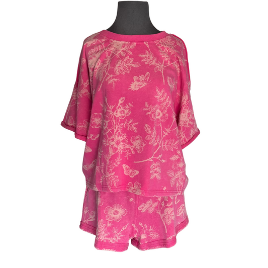 This pink Floral Top and Shorts Set features a beautiful floral print design. The short sleeve top and drawstring shorts offer a comfortable and stylish ensemble. Perfect for any casual occasion, this set adds a touch of femininity to your wardrobe.