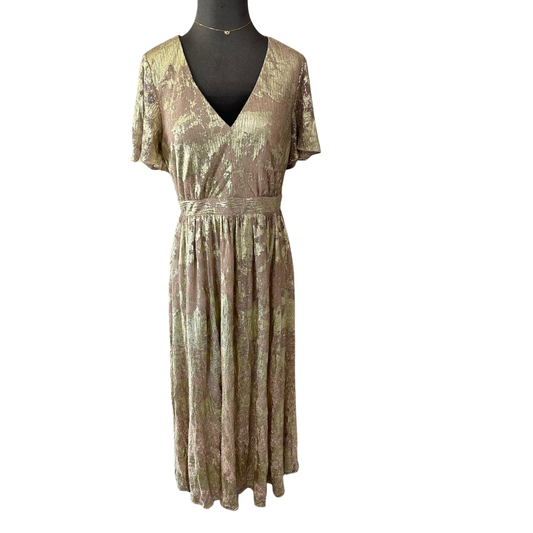 Elevate your wardrobe with this sophisticated Gold Foil Midi Dress by B.right. Featuring an eye-catching gold foil design against a refined taupe base, this piece seamlessly transitions from day to evening. The graceful flutter sleeves add movement and elegance, while the midi length offers timeless versatility. Crafted with expert attention to detail, this dress delivers both style and wearability for the discerning dresser.