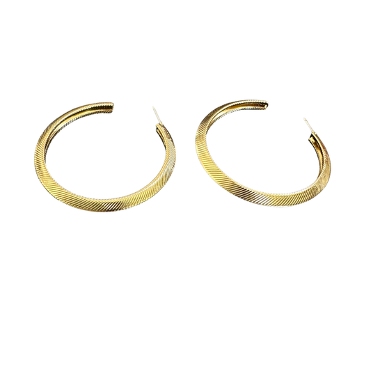 Elevate your everyday style with these stunning gold hoop earrings from Perdido Gems. Crafted in lustrous gold, these large hoops make a bold statement while remaining versatile enough to pair with any outfit. The timeless design ensures they'll be a go-to piece in your jewelry collection for years to come. Perfect for adding a touch of sophistication to casual or formal occasions.