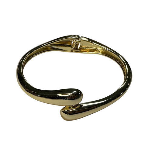 Crafted with a sleek and elegant design, our Overlapping Cuff Bangle is the perfect addition to any jewelry collection. Made with high-quality gold, the overlapped design adds a touch of modern sophistication. Elevate your style with this must-have accessory.