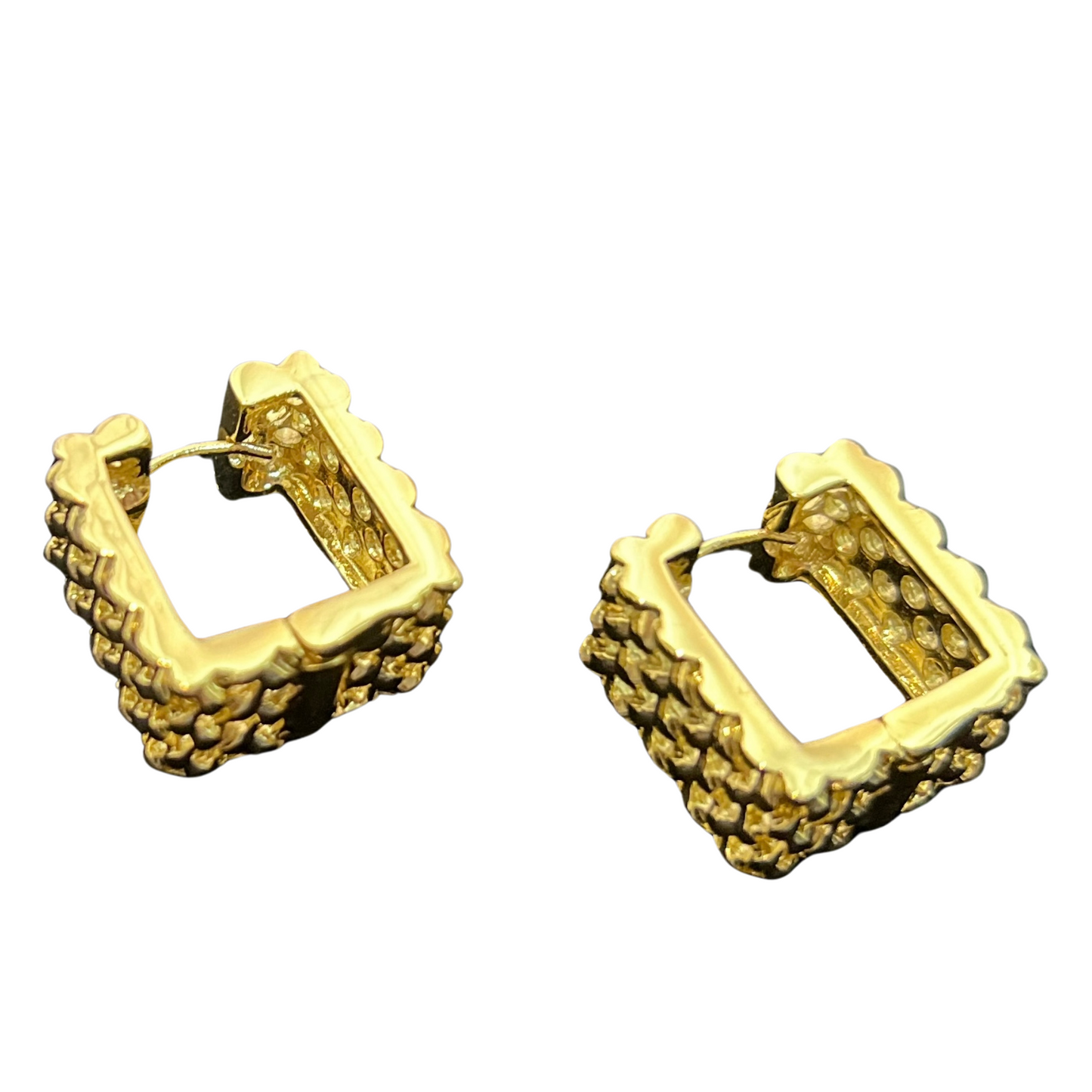 These Square Hoop Earrings are expertly crafted with gold and feature a unique woven design. With its sleek square shape, these earrings bring a modern touch to any outfit. Elevate your style with these sophisticated and high-quality earrings.