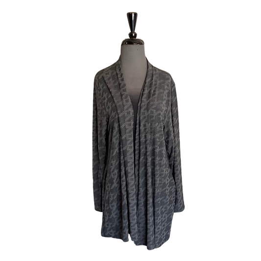 Stay stylish and keep warm this winter with this sophisticated grey houndstooth cardigan. This plus size cardigan will flatter any figure, giving you a modern look and the comfort of a classic.