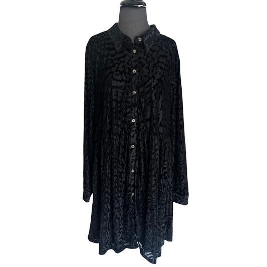 This plus-size velvet dress from Jodifl combines luxurious black fabric with a bold leopard print for a striking look. Featuring long sleeves, it offers both style and comfort, making it ideal for evening events or special occasions. The soft velvet texture enhances its elegance while providing a flattering fit tailored for curvier figures.
