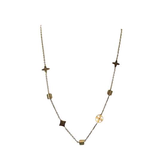 This elegant short necklace from Golden Stella combines refined craftsmanship with a timeless design. Its delicate length makes it perfect for layering or wearing alone, adding a subtle touch of sophistication to any outfit. Ideal for those who appreciate understated luxury and expert quality.
