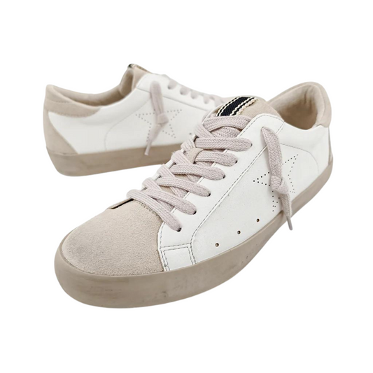 The Mia sneaker from Shu Shop is a stylish addition to your wardrobe. With its white star design, these sneakers will elevate any outfit. Crafted with expert precision, they offer both comfort and durability. Perfect for casual outings or a day on the go.