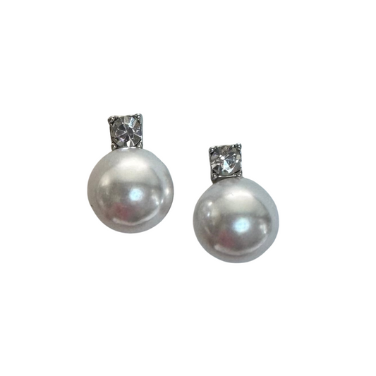 Add a touch of elegance to any outfit with our Rhinestone and Pearl Studs. The rhinestone accents add a subtle sparkle, while the pearl stud earrings provide a classic and timeless look. Expertly crafted with high-quality materials, these studs are a must-have for any jewelry collection.