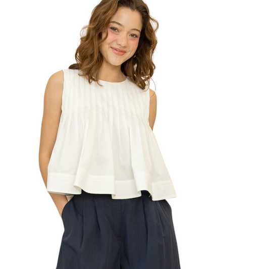 This Heyson brand pleated sleeveless top offers a versatile and stylish addition to your wardrobe. The pleated detailing adds texture and interest, while the sleeveless design allows for effortless layering or comfortable summertime wear. The off-white color is a timeless choice that pairs well with any outfit, making it a must-have piece.
