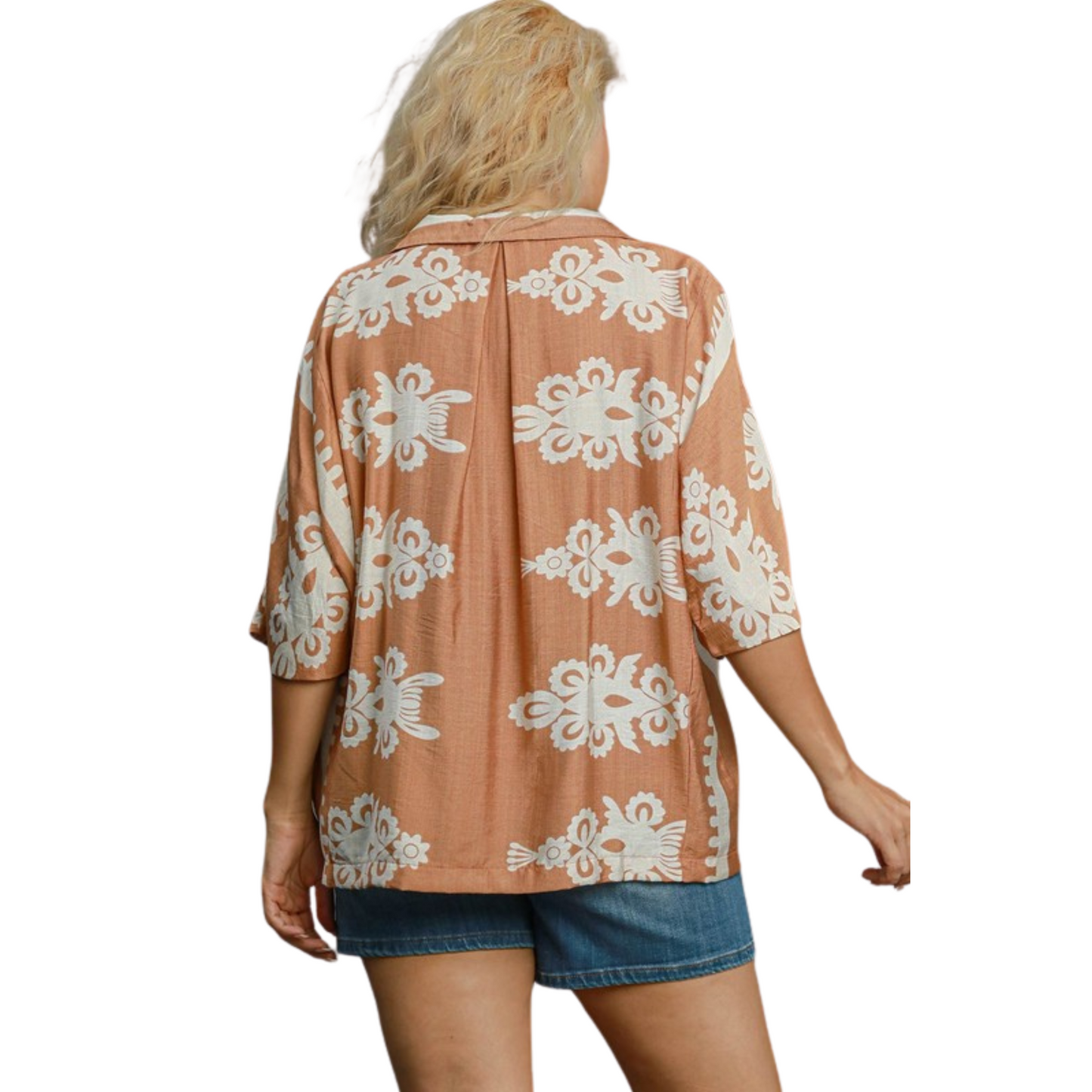 This Umgee Oversized Border Print Top features an abstract print and a stylish collar, perfect for elevating any outfit. The button up design adds versatility, while the caramel color adds a touch of warmth. Trust in Umgee's brand expertise for a high-quality and fashionable addition to your wardrobe.