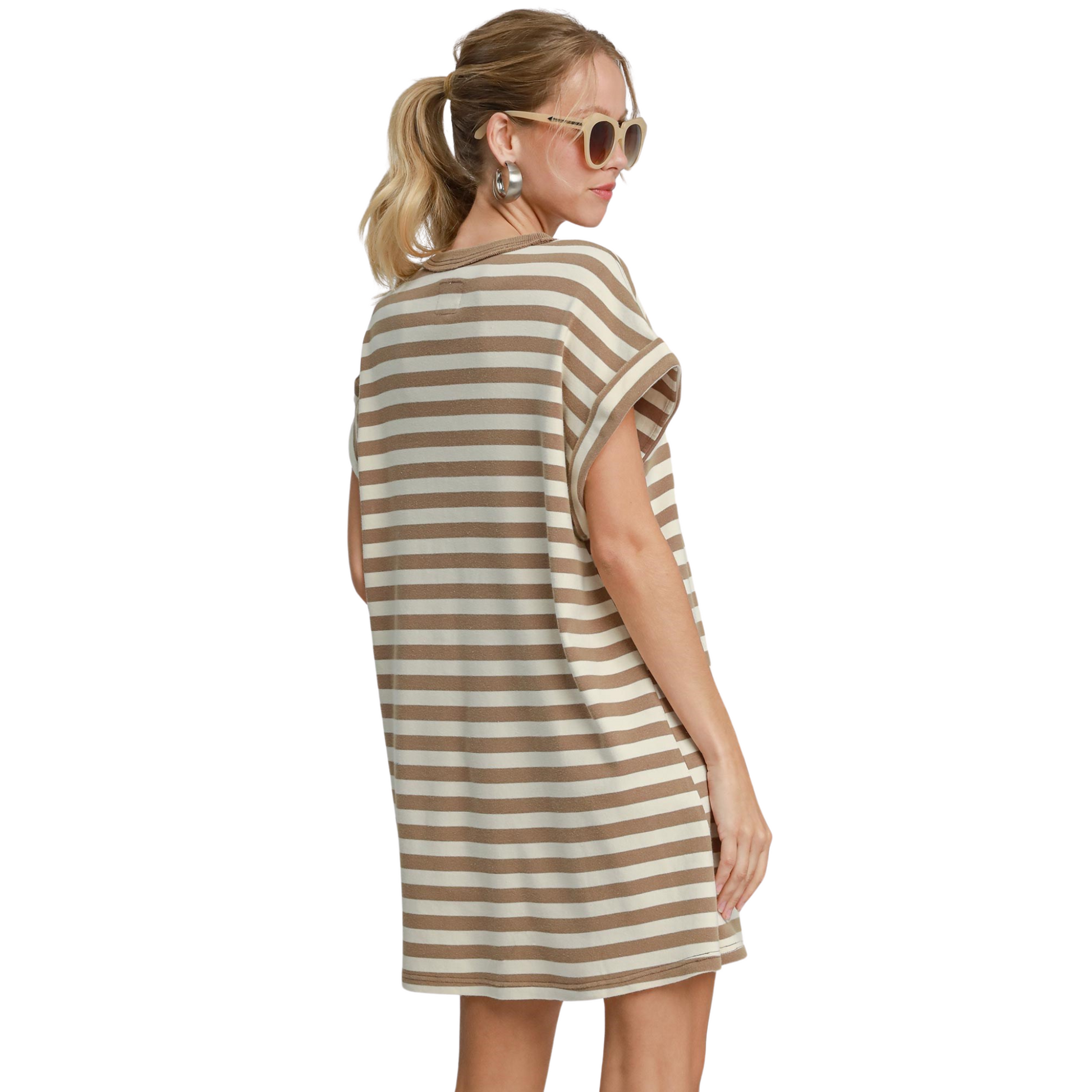 This Umgee Mineral Wash Sleeveless Dress is a must-have for any fashion-forward wardrobe. The mini dress design is both comfortable and stylish, perfect for any occasion. The striped pattern in brown and cream colors adds a touch of sophistication, while the front pocket adds functionality. Trust in Umgee's expertise to elevate your look.