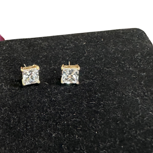 Elevate your everyday look with these stunning Square Rhinestone Studs from Perdido Gems. Crafted in lustrous gold, these petite studs feature sparkling rhinestones set in a classic square shape for a touch of glamour that works with any style. Perfect for layering, stacking, or wearing solo, they're the ideal accessory for adding subtle sparkle to your ears. Lightweight and comfortable for all-day wear.