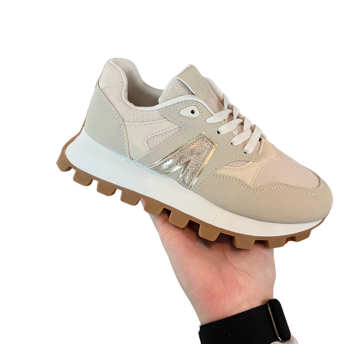 Introducing Rolly, the perfect sneaker for cozy girls everywhere. With its chic beige color, this sneaker from Cozzy Girl brand will elevate any outfit. Enjoy the ultimate combination of style and comfort with Rolly.