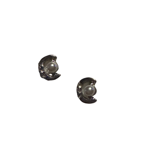 Designed to elevate any outfit, our Tiny Moon and Pearl Studs feature a delicate moon shape crafted from high-quality silver. The elegant and understated design is complemented by a shimmering pearl accent, adding a touch of sophistication to your look. Perfect for everyday wear or special occasions, these stud earrings are a must-have for any fashion-forward individual.