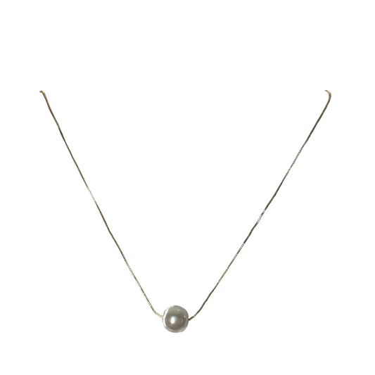 Add a touch of elegance and sophistication to any outfit with our Single Pearl Necklace from LIV Brand. The delicate gold chain perfectly complements the single pearl accent, creating a classic and timeless look. Elevate your style with this beautiful and versatile necklace.