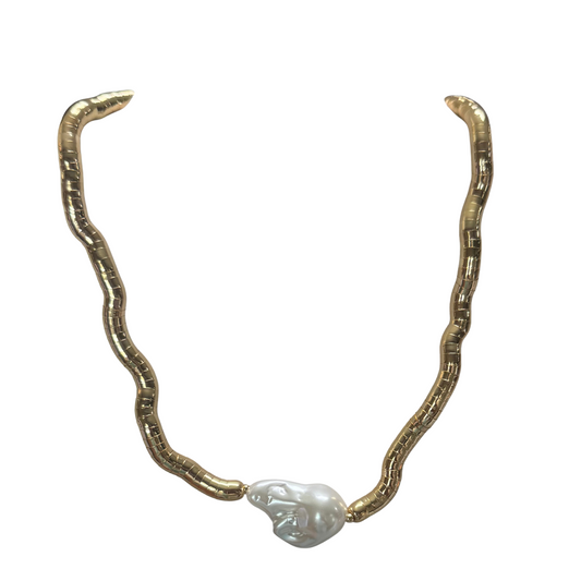 This exquisite short necklace from Golden Stella features a sleek gold snake design, elegantly accented with a lustrous pearl. Its refined craftsmanship combines contemporary style with timeless sophistication, making it a versatile piece that enhances both casual and formal ensembles. Perfect for those who appreciate subtle yet distinctive jewelry.