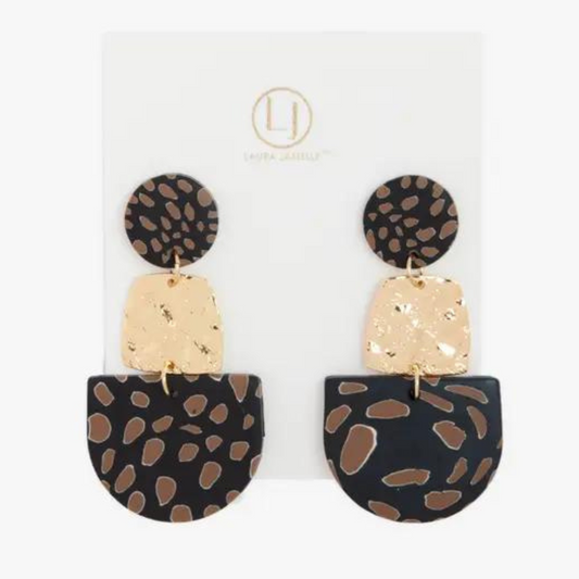 These Speckled Half Moon Earrings feature a brown speckle design with a touch of gold accent, creating a stylish and unique look. With a dangling design, these earrings are perfect to add a touch of elegance to any outfit. They are the perfect accessory for any fashion-forward individual.