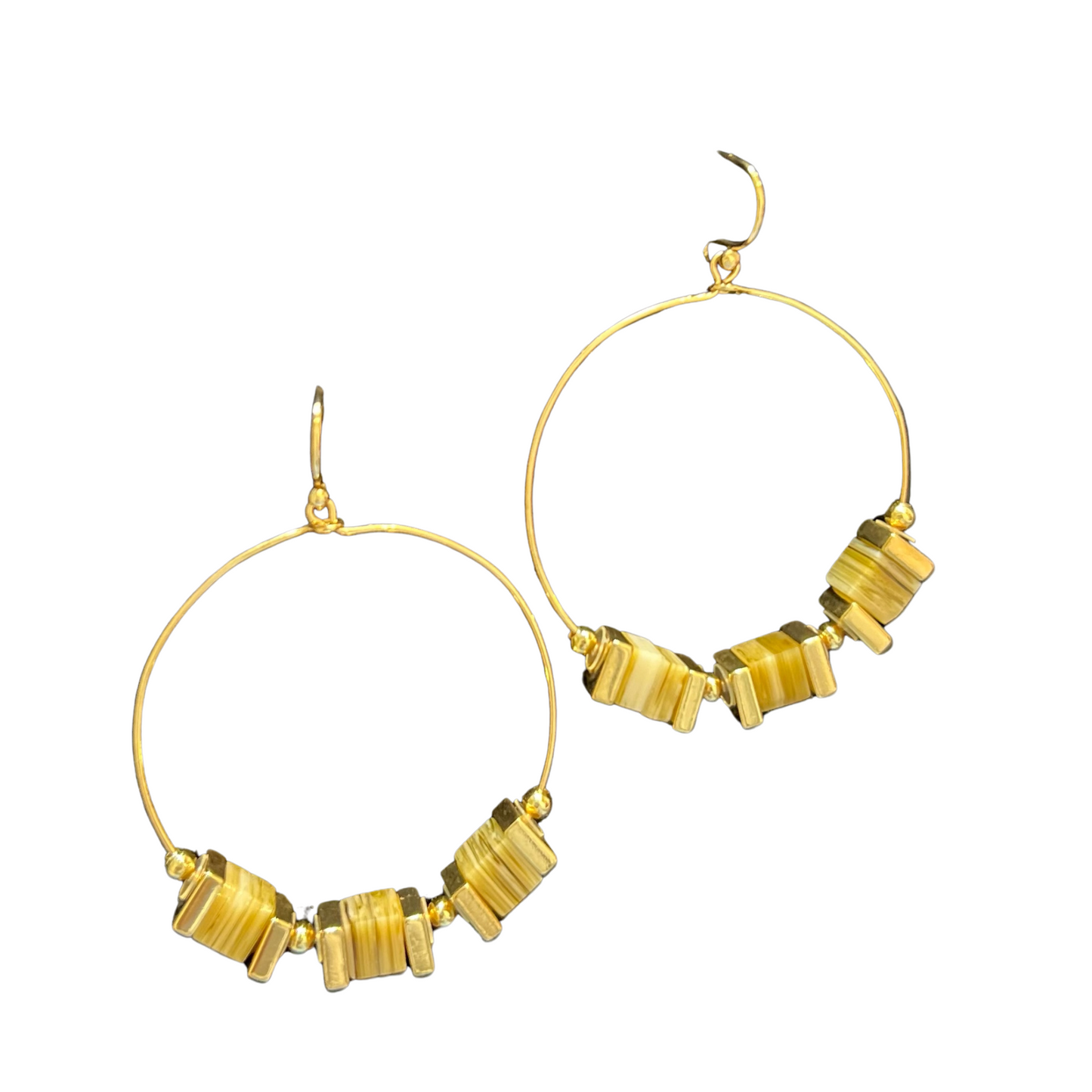 These square bead hoop earrings add a touch of elegance to any outfit. Made of gold, they offer a timeless and versatile piece of jewelry. The square bead accent adds a unique and eye-catching detail, making these earrings stand out. Perfect for any occasion, these hoops will elevate your style.