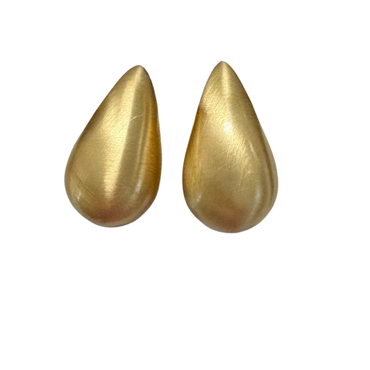 Crafted from high-quality gold, our Teardrop Stud Earrings are a sophisticated addition to any outfit. The classic teardrop shape adds a touch of elegance, while the sturdy studs ensure a secure fit. Upgrade your style with these timeless earrings.