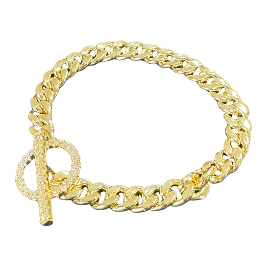 This elegant chain link bracelet is expertly crafted in gold and features a toggle closure for easy wear. The timeless chain link design adds a touch of sophistication to any outfit. Enjoy the classic beauty and versatility of this must-have accessory.