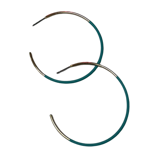 These Colored Hoops in turquoise and gold accents offer an eye-catching look. Perfect for any occasion, these hoops are ideal for adding a pop of color to any outfit.