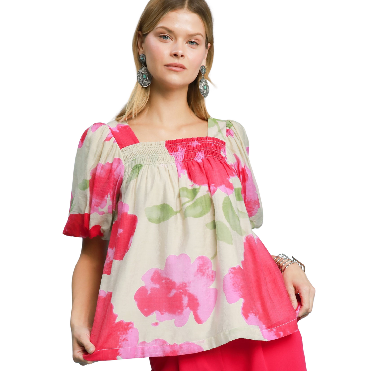 This Water Color Floral Top by Umgee features a beautiful floral print in a pink mix, perfect for any occasion. The short sleeve design adds a touch of femininity while the Umgee brand ensures quality and style. Elevate your wardrobe with this versatile and elegant top.